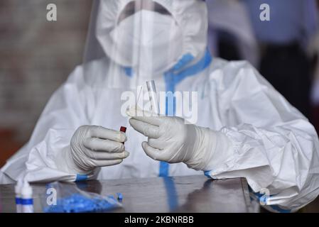 Ein nepalesisches Gesundheitspersonal, das am Donnerstag, den 14. Mai 2020, einen Schnelldiagnosetest (RDT) für den Test nepalesischer Menschen auf dem Gemüsemarkt in Kalimati, Kathmandu, Nepal, organisiert. (Foto von Narayan Maharjan/NurPhoto) Stockfoto