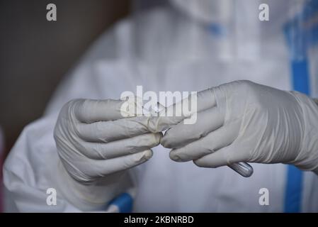 Ein nepalesisches Gesundheitspersonal, das am Donnerstag, den 14. Mai 2020, einen Schnelldiagnosetest (RDT) für den Test nepalesischer Menschen auf dem Gemüsemarkt in Kalimati, Kathmandu, Nepal, organisiert. (Foto von Narayan Maharjan/NurPhoto) Stockfoto