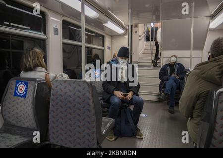 Passagiere reisen während des 1.-tägigen Rückfindungstages im Pariser RER-Verkehr mit wenigen Welten, was die Distanzierung in Paris, Frankreich, am 14. Mai 2020 respektiert. (Foto von Stephane Rouppert/NurPhoto) Stockfoto