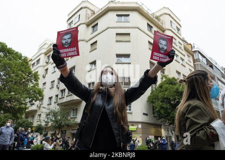 Gruppen von Menschen, die mit spanischen Flaggen zum Rücktritt der Regierung und gegen das Management der Coronavirus-Krise durch die Regierung aufrufen, nehmen an einer Protestaktion von Bewohnern des Viertels Salamanca in der Calle Nuñez de Balboa am 14. Mai 2020 in Madrid, Spanien, Teil. Einige Teile Spaniens sind in den sogenannten „Phase One“-Übergang von der Sperrung durch das Coronavirus eingetreten, wodurch viele Geschäfte wieder eröffnet werden können, sowie Restaurants, die Kunden im Freien bedienen. Orte, die stärker vom Coronavirus (Covid-19) betroffen waren, wie Madrid und Barcelona, befinden sich nach wie vor in einer strengeren „Phase-0“-Quarantäne (P Stockfoto