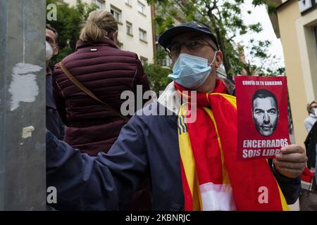 Gruppen von Menschen, die mit spanischen Flaggen zum Rücktritt der Regierung und gegen das Management der Coronavirus-Krise durch die Regierung aufrufen, nehmen an einer Protestaktion von Bewohnern des Viertels Salamanca in der Calle Nuñez de Balboa am 14. Mai 2020 in Madrid, Spanien, Teil. Einige Teile Spaniens sind in den sogenannten „Phase One“-Übergang von der Sperrung durch das Coronavirus eingetreten, wodurch viele Geschäfte wieder eröffnet werden können, sowie Restaurants, die Kunden im Freien bedienen. Orte, die stärker vom Coronavirus (Covid-19) betroffen waren, wie Madrid und Barcelona, befinden sich nach wie vor in einer strengeren „Phase-0“-Quarantäne (P Stockfoto