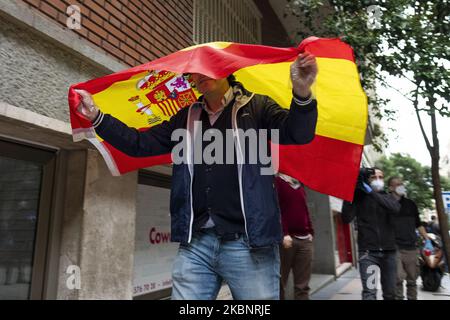 Gruppen von Menschen, die mit spanischen Flaggen zum Rücktritt der Regierung und gegen das Management der Coronavirus-Krise durch die Regierung aufrufen, nehmen an einer Protestaktion von Bewohnern des Viertels Salamanca in der Calle Nuñez de Balboa am 14. Mai 2020 in Madrid, Spanien, Teil. Einige Teile Spaniens sind in den sogenannten „Phase One“-Übergang von der Sperrung durch das Coronavirus eingetreten, wodurch viele Geschäfte wieder eröffnet werden können, sowie Restaurants, die Kunden im Freien bedienen. Orte, die stärker vom Coronavirus (Covid-19) betroffen waren, wie Madrid und Barcelona, befinden sich nach wie vor in einer strengeren „Phase-0“-Quarantäne (P Stockfoto