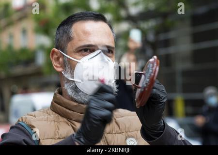 Gruppen von Menschen, die mit spanischen Flaggen zum Rücktritt der Regierung und gegen das Management der Coronavirus-Krise durch die Regierung aufrufen, nehmen an einer Protestaktion von Bewohnern des Viertels Salamanca in der Calle Nuñez de Balboa am 14. Mai 2020 in Madrid, Spanien, Teil. Einige Teile Spaniens sind in den sogenannten „Phase One“-Übergang von der Sperrung durch das Coronavirus eingetreten, wodurch viele Geschäfte wieder eröffnet werden können, sowie Restaurants, die Kunden im Freien bedienen. Orte, die stärker vom Coronavirus (Covid-19) betroffen waren, wie Madrid und Barcelona, befinden sich nach wie vor in einer strengeren „Phase-0“-Quarantäne (P Stockfoto