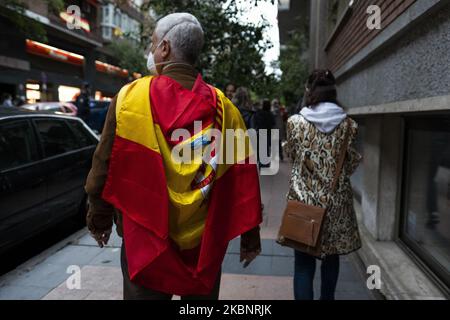 Gruppen von Menschen, die mit spanischen Flaggen zum Rücktritt der Regierung und gegen das Management der Coronavirus-Krise durch die Regierung aufrufen, nehmen an einer Protestaktion von Bewohnern des Viertels Salamanca in der Calle Nuñez de Balboa am 14. Mai 2020 in Madrid, Spanien, Teil. Einige Teile Spaniens sind in den sogenannten „Phase One“-Übergang von der Sperrung durch das Coronavirus eingetreten, wodurch viele Geschäfte wieder eröffnet werden können, sowie Restaurants, die Kunden im Freien bedienen. Orte, die stärker vom Coronavirus (Covid-19) betroffen waren, wie Madrid und Barcelona, befinden sich nach wie vor in einer strengeren „Phase-0“-Quarantäne (P Stockfoto