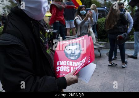 Gruppen von Menschen, die mit spanischen Flaggen zum Rücktritt der Regierung und gegen das Management der Coronavirus-Krise durch die Regierung aufrufen, nehmen an einer Protestaktion von Bewohnern des Viertels Salamanca in der Calle Nuñez de Balboa am 14. Mai 2020 in Madrid, Spanien, Teil. Einige Teile Spaniens sind in den sogenannten „Phase One“-Übergang von der Sperrung durch das Coronavirus eingetreten, wodurch viele Geschäfte wieder eröffnet werden können, sowie Restaurants, die Kunden im Freien bedienen. Orte, die stärker vom Coronavirus (Covid-19) betroffen waren, wie Madrid und Barcelona, befinden sich nach wie vor in einer strengeren „Phase-0“-Quarantäne (P Stockfoto