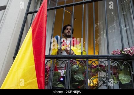 Gruppen von Menschen, die mit spanischen Flaggen zum Rücktritt der Regierung und gegen das Management der Coronavirus-Krise durch die Regierung aufrufen, nehmen an einer Protestaktion von Bewohnern des Viertels Salamanca in der Calle Nuñez de Balboa am 14. Mai 2020 in Madrid, Spanien, Teil. Einige Teile Spaniens sind in den sogenannten „Phase One“-Übergang von der Sperrung durch das Coronavirus eingetreten, wodurch viele Geschäfte wieder eröffnet werden können, sowie Restaurants, die Kunden im Freien bedienen. Orte, die stärker vom Coronavirus (Covid-19) betroffen waren, wie Madrid und Barcelona, befinden sich nach wie vor in einer strengeren „Phase-0“-Quarantäne (P Stockfoto