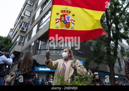 Gruppen von Menschen, die mit spanischen Flaggen zum Rücktritt der Regierung und gegen das Management der Coronavirus-Krise durch die Regierung aufrufen, nehmen an einer Protestaktion von Bewohnern des Viertels Salamanca in der Calle Nuñez de Balboa am 14. Mai 2020 in Madrid, Spanien, Teil. Einige Teile Spaniens sind in den sogenannten „Phase One“-Übergang von der Sperrung durch das Coronavirus eingetreten, wodurch viele Geschäfte wieder eröffnet werden können, sowie Restaurants, die Kunden im Freien bedienen. Orte, die stärker vom Coronavirus (Covid-19) betroffen waren, wie Madrid und Barcelona, befinden sich nach wie vor in einer strengeren „Phase-0“-Quarantäne (P Stockfoto