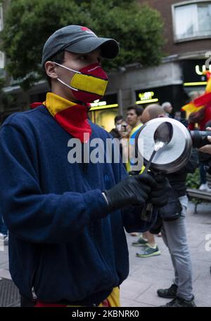 Gruppen von Menschen, die mit spanischen Flaggen zum Rücktritt der Regierung und gegen das Management der Coronavirus-Krise durch die Regierung aufrufen, nehmen an einer Protestaktion von Bewohnern des Viertels Salamanca in der Calle Nuñez de Balboa am 14. Mai 2020 in Madrid, Spanien, Teil. Einige Teile Spaniens sind in den sogenannten „Phase One“-Übergang von der Sperrung durch das Coronavirus eingetreten, wodurch viele Geschäfte wieder eröffnet werden können, sowie Restaurants, die Kunden im Freien bedienen. Orte, die stärker vom Coronavirus (Covid-19) betroffen waren, wie Madrid und Barcelona, befinden sich nach wie vor in einer strengeren „Phase-0“-Quarantäne (P Stockfoto