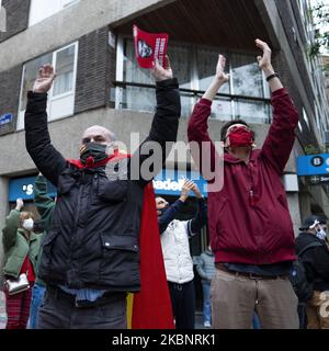 Gruppen von Menschen, die mit spanischen Flaggen zum Rücktritt der Regierung und gegen das Management der Coronavirus-Krise durch die Regierung aufrufen, nehmen an einer Protestaktion von Bewohnern des Viertels Salamanca in der Calle Nuñez de Balboa am 14. Mai 2020 in Madrid, Spanien, Teil. Einige Teile Spaniens sind in den sogenannten „Phase One“-Übergang von der Sperrung durch das Coronavirus eingetreten, wodurch viele Geschäfte wieder eröffnet werden können, sowie Restaurants, die Kunden im Freien bedienen. Orte, die stärker vom Coronavirus (Covid-19) betroffen waren, wie Madrid und Barcelona, befinden sich nach wie vor in einer strengeren „Phase-0“-Quarantäne (P Stockfoto