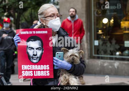 Gruppen von Menschen, die mit spanischen Flaggen zum Rücktritt der Regierung und gegen das Management der Coronavirus-Krise durch die Regierung aufrufen, nehmen an einer Protestaktion von Bewohnern des Viertels Salamanca in der Calle Nuñez de Balboa am 14. Mai 2020 in Madrid, Spanien, Teil. Einige Teile Spaniens sind in den sogenannten „Phase One“-Übergang von der Sperrung durch das Coronavirus eingetreten, wodurch viele Geschäfte wieder eröffnet werden können, sowie Restaurants, die Kunden im Freien bedienen. Orte, die stärker vom Coronavirus (Covid-19) betroffen waren, wie Madrid und Barcelona, befinden sich nach wie vor in einer strengeren „Phase-0“-Quarantäne (P Stockfoto