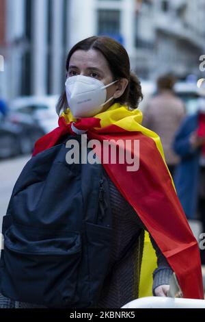 Gruppen von Menschen, die mit spanischen Flaggen zum Rücktritt der Regierung und gegen das Management der Coronavirus-Krise durch die Regierung aufrufen, nehmen an einer Protestaktion von Bewohnern des Viertels Salamanca in der Calle Nuñez de Balboa am 14. Mai 2020 in Madrid, Spanien, Teil. Einige Teile Spaniens sind in den sogenannten „Phase One“-Übergang von der Sperrung durch das Coronavirus eingetreten, wodurch viele Geschäfte wieder eröffnet werden können, sowie Restaurants, die Kunden im Freien bedienen. Orte, die stärker vom Coronavirus (Covid-19) betroffen waren, wie Madrid und Barcelona, befinden sich nach wie vor in einer strengeren „Phase-0“-Quarantäne (P Stockfoto