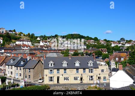 Erhöhte Aussicht auf die Stadt mit dem Anchor Inn im Vordergrund, Bier, Devon, Großbritannien, Europa... Stockfoto