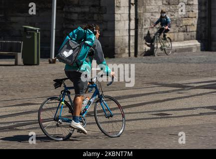 Deliveroo Lieferkurier auf dem Fahrrad auf dem Weg zur Lieferung von Fast Food in Gent-Belgien am 15. Mai 2020. Restaurant und Café dürfen nicht für Kunden geöffnet werden, nur Fast Food und Mitnehmen sind erlaubt. Restaurants und Restaurants dürfen nicht vor dem 8. Juni wiedereröffnet werden. (Foto von Jonathan Raa/NurPhoto) Stockfoto