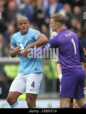 Joe Hart versucht, Vincent Kompany zurückzuhalten, als er auf eine rote Karte reagiert, weil er Nico Jelavic während des Premier League-Spiels zwischen Hull City und Manchester City im KC Stadium, Kingston upon Hull, am Samstag, 15.. März 2014 gebündelt hat (Foto: Mark Fletcher/MI News/NurPhoto) Stockfoto