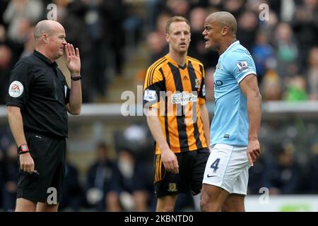 Vincent Kompany von Manchester City reagiert nagrig auf Schiedsrichter Lee Mason, nachdem er eine rote Karte erhalten hat, weil er Nico Jelavic während des Premier League-Spiels zwischen Hull City und Manchester City im KC Stadium, Kingston upon Hull, am Samstag, dem 15.. März 2014, gebündelt hat (Foto: Mark Fletcher/MI News/NurPhoto) Stockfoto