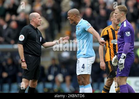 Vincent Kompany von Manchester City reagiert nagrig auf Schiedsrichter Lee Mason, nachdem er eine rote Karte erhalten hat, weil er Nico Jelavic während des Premier League-Spiels zwischen Hull City und Manchester City im KC Stadium, Kingston upon Hull, am Samstag, dem 15.. März 2014, gebündelt hat (Foto: Mark Fletcher/MI News/NurPhoto) Stockfoto