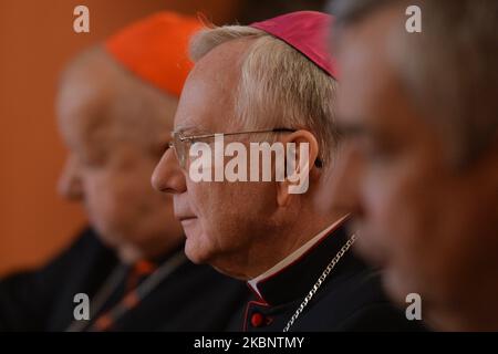 (L-R) Kardinal Stanislaw Dziwisz, Erzbischof von Krakau, Marek Jedraszewski und Pater Jaroslaw Kupczak, bei der Übergabe des Briefes des pensionierten Papstes Benedikt XVI. Anlässlich des 100.. Jahrestages der Geburt von Johannes Paul II. Im Erzbischöflichen Palast in Krakau. Am Freitag, den 15. Mai 2020, in Krakau, Polen. (Foto von Artur Widak/NurPhoto) Stockfoto