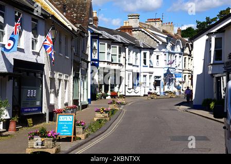 Geschäfte entlang der Fore Street im Stadtzentrum, Bier, Devon, Großbritannien, Europa. Stockfoto