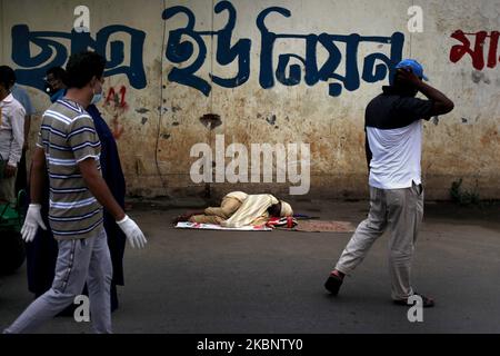 Eine Frau legt sich auf den Boden, als sie am Dienstag, den Mai, vor einem Krankenhaus auf den Covid-19-Test in Dhaka, Bangladesch wartet. 16, 2020. (Foto von Syed Mahamudur Rahman/NurPhoto) Stockfoto