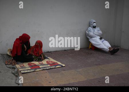 Die Patienten sitzen am Boden, während sie am Dienstag, den Mai, in der Warteschlange vor einem Krankenhaus auf den Covid-19-Test in Dhaka, Bangladesch warten. 16, 2020. (Foto von Syed Mahamudur Rahman/NurPhoto) Stockfoto