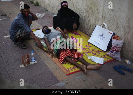 Ein Patient legt sich allein mit seiner Familie auf den Boden, als sie am Dienstag, den Mai, in Dhaka, Bangladesch, vor einem Krankenhaus auf eine Behandlung warten. 16, 2020. (Foto von Syed Mahamudur Rahman/NurPhoto) Stockfoto