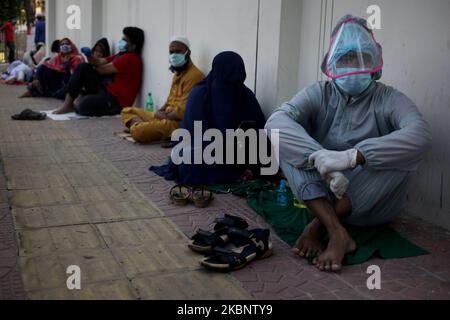 Die Patienten sitzen am Boden, während sie am Dienstag, den Mai, in der Warteschlange vor einem Krankenhaus auf den Covid-19-Test in Dhaka, Bangladesch warten. 16, 2020. (Foto von Syed Mahamudur Rahman/NurPhoto) Stockfoto