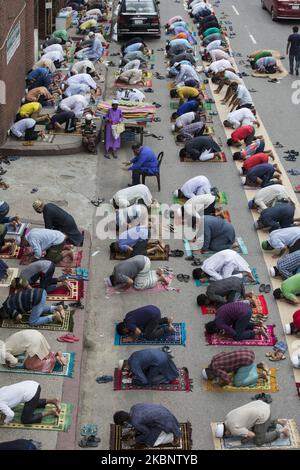 Muslimische Gläubige bieten Freitagsgebete in einer Moschee während des muslimischen heiligen Monats Ramadan an, nachdem die Regierung am 15. Mai 2020 eine landesweite Sperre gelockert hatte. (Foto von Ahmed Salahuddin/NurPhoto) Stockfoto