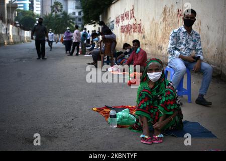 Die Patienten sitzen am Boden, während sie am Dienstag, den Mai, in der Warteschlange vor einem Krankenhaus auf den Covid-19-Test in Dhaka, Bangladesch warten. 16, 2020. (Foto von Syed Mahamudur Rahman/NurPhoto) Stockfoto