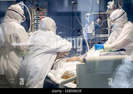 Ärzte und Krankenschwestern betreuen Patienten in der Intensivstation des Hospital del Mar in Barcelona während der Coronavirus-Covid-19-Krise am 14. Mai 2020 in Barcelona, Katalonien, Spanien. (Foto von Albert Llop/NurPhoto) Stockfoto