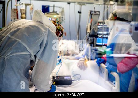 Ärzte und Krankenschwestern betreuen Patienten in der Intensivstation des Hospital del Mar in Barcelona während der Coronavirus-Covid-19-Krise am 14. Mai 2020 in Barcelona, Katalonien, Spanien. (Foto von Albert Llop/NurPhoto) Stockfoto