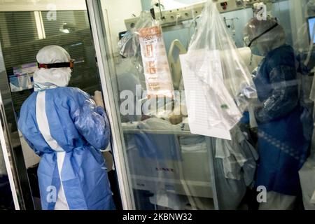 Ärzte und Krankenschwestern betreuen Patienten in der Intensivstation des Hospital del Mar in Barcelona während der Coronavirus-Covid-19-Krise am 14. Mai 2020 in Barcelona, Katalonien, Spanien. (Foto von Albert Llop/NurPhoto) Stockfoto