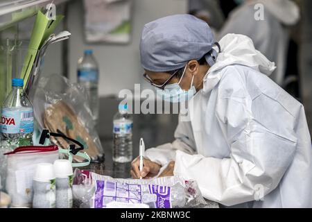 Ärzte und Krankenschwestern betreuen Patienten in der Intensivstation des Hospital del Mar in Barcelona während der Coronavirus-Covid-19-Krise am 14. Mai 2020 in Barcelona, Katalonien, Spanien. (Foto von Albert Llop/NurPhoto) Stockfoto