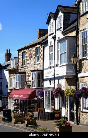 Geschäfte entlang der Fore Street im Stadtzentrum, Bier, Devon, Großbritannien, Europa. Stockfoto