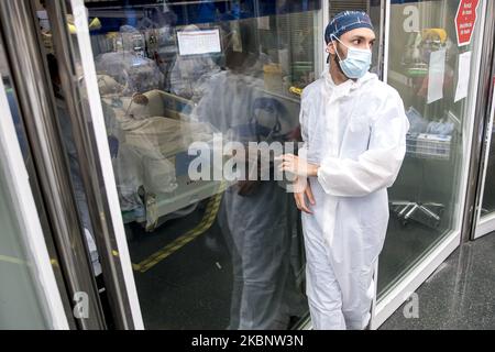 Ärzte und Krankenschwestern betreuen Patienten in der Intensivstation des Hospital del Mar in Barcelona während der Coronavirus-Covid-19-Krise am 14. Mai 2020 in Barcelona, Katalonien, Spanien. (Foto von Albert Llop/NurPhoto) Stockfoto