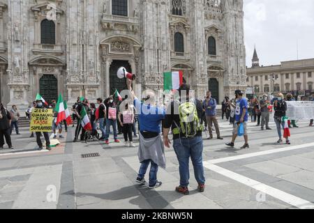 Demonstration der Taxifahrer auf der Piazza Duomo in Mailand, Italien, am 16. Mai, 2020 aus Protest gegen die Dekrete der Region Lombardei und der italienischen Regierung protestieren italienische Taxifahrer gegen die wirtschaftlichen Maßnahmen, die die Region Lombardei und die italienische Regierung für den Neustart nach dem Coronavirus-Notfall ergriffen haben. Sie gaben an, dass keine wirtschaftliche Hilfe zur Sicherung ihrer Aktivitäten, einschließlich der Steuerabstellung, geleistet wurde. (Foto von Mairo Cinquetti/NurPhoto) Stockfoto