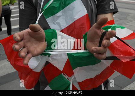 Demonstration der Taxifahrer auf der Piazza Duomo in Mailand, Italien, am 16. Mai, 2020 aus Protest gegen die Dekrete der Region Lombardei und der italienischen Regierung protestieren italienische Taxifahrer gegen die wirtschaftlichen Maßnahmen, die die Region Lombardei und die italienische Regierung für den Neustart nach dem Coronavirus-Notfall ergriffen haben. Sie gaben an, dass keine wirtschaftliche Hilfe zur Sicherung ihrer Aktivitäten, einschließlich der Steuerabstellung, geleistet wurde. (Foto von Mairo Cinquetti/NurPhoto) Stockfoto