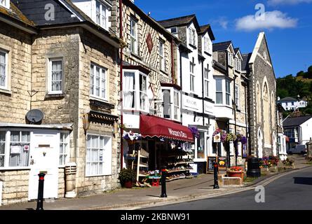 Geschäfte entlang der Fore Street im Stadtzentrum, Bier, Devon, Großbritannien, Europa. Stockfoto