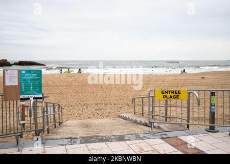 Ein Blick auf den Strand von Biarritz, Frankreich, am 16. Mai 2020. Nach 2 Monaten Sperrung in Frankreich wegen der Coronavirus-Epidemiie Coven-19 öffnet sich der Strand von Biarritz im Basenland in Frankreich endlich als dynamischer Strand, Surfer können surfen, Menschen können gehen, aber nicht sitzen, der Strand ist nicht von einem wolkenlosen Himmel überfüllt. Viele Menschen tragen eine Gesichtsmaske, während sie in der Nähe des Strandes spazieren gehen. (Foto von Jerome Gilles/NurPhoto) Stockfoto