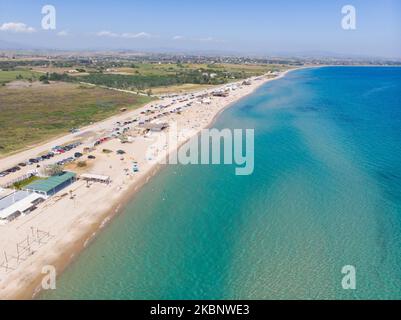 Luftaufnahme von einer Drohne von Menschen am Strand von Potamos in Epanomi, einem Strand in der Nähe von Thessaloniki und Chalkidiki am 15. Mai 2020. Strandbars und organisierte Strände wurden am Samstag, den 16. Mai 2020, während einer Hitzewelle mit Temperaturen über 35 Grad geöffnet Strandgänger sehen Entspannung, Schwimmen und Sonnenbaden ohne die von der Regierung verrieten Maßnahmen gegen die Coronavirus-Pandemie Covid-19, wie soziale Distanzierung oder Masken. Griechenland lockert allmählich die Sperre, so dass die Menschen ohne Genehmigung innerhalb der Region reisen und die Geschäfte öffnen können. Reisen in ein anderes Gebiet, Präfektur, ist immer noch auf einem Stockfoto