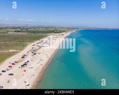 Luftaufnahme von einer Drohne von Menschen am Strand von Potamos in Epanomi, einem Strand in der Nähe von Thessaloniki und Chalkidiki am 15. Mai 2020. Strandbars und organisierte Strände wurden am Samstag, den 16. Mai 2020, während einer Hitzewelle mit Temperaturen über 35 Grad geöffnet Strandgänger sehen Entspannung, Schwimmen und Sonnenbaden ohne die von der Regierung verrieten Maßnahmen gegen die Coronavirus-Pandemie Covid-19, wie soziale Distanzierung oder Masken. Griechenland lockert allmählich die Sperre, so dass die Menschen ohne Genehmigung innerhalb der Region reisen und die Geschäfte öffnen können. Reisen in ein anderes Gebiet, Präfektur, ist immer noch auf einem Stockfoto