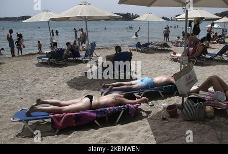 Die Menschen genießen den Strand an den südlichen Vororten von Athen, am ersten Tag der offiziellen Wiedereröffnung der Strände für die Öffentlichkeit, in Athen am 16. Mai 2020. Rund 515 Strände werden ab Mai 16 wieder geöffnet, wobei strenge soziale Distanzierungsmaßnahmen zur Bekämpfung der Ausbreitung der COVID-19-Pandemie ergriffen werden. (Foto von Panayotis Tzamaros/NurPhoto) Stockfoto