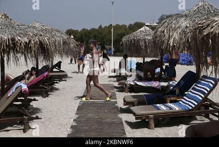 Die Menschen genießen den Strand an den südlichen Vororten von Athen, am ersten Tag der offiziellen Wiedereröffnung der Strände für die Öffentlichkeit, in Athen am 16. Mai 2020. Rund 515 Strände werden ab Mai 16 wieder geöffnet, wobei strenge soziale Distanzierungsmaßnahmen zur Bekämpfung der Ausbreitung der COVID-19-Pandemie ergriffen werden. (Foto von Panayotis Tzamaros/NurPhoto) Stockfoto