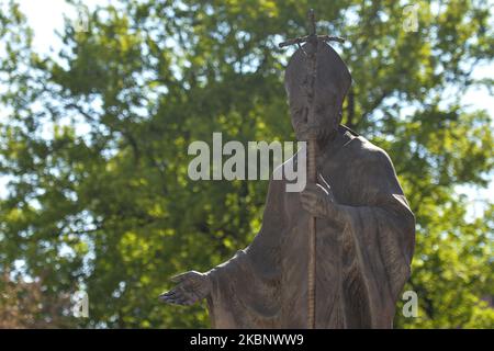 Eine Statue von Jean Paul II. Vor der Wawel-Kathedrale in Krakau. Papst Johannes Paul II. (Geboren Karol Wojtyla, 18. Mai 1920 – 2. April 2005) war von 1978 bis 2005 Oberhaupt der katholischen Kirche und Herrscher des Staates der Vatikanstadt. Zuvor, von 1964 bis 1974, war er Erzbischof von Krakau. Am Samstag, den 16. Mai 2020, in Krakau, Polen. (Foto von Artur Widak/NurPhoto) Stockfoto