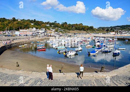 Blick über den Hafen in Richtung Stadt und Strand, Lyme Regis, Dorset, Großbritannien, Europa. Stockfoto