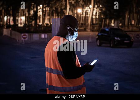 Ein Sicherheitspersonal am Drive-in am Place des Quinconces in Bordeaux, Frankreich, am 16. Mai 2020. (Foto von Fabien Pallueau/NurPhoto) Stockfoto