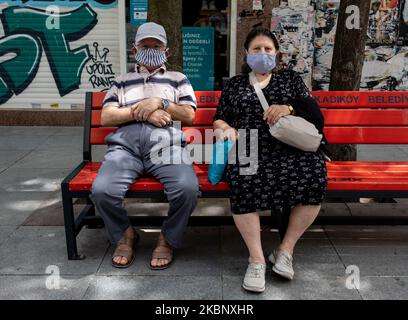 Menschen über 65 Jahren, denen erlaubt wurde, ihre Häuser zu verlassen, in Gehweite zu bleiben und Masken zu tragen, gesehen am 17. Mai 2020 in Istanbul, Türkei. Bürger ab 65 Jahren, die seit März 21 im Rahmen der Maßnahmen gegen den Ausbruch des Coronavirus auf ihre Häuser beschränkt sind, durften am Sonntag, dem 17. Mai, ausgehen. Wie Präsident Erdogan Anfang dieser Woche mitteilte, verhängte die Türkei eine viertägige partielle Ausgangssperre, die am 15. Mai Mitte Mai begann. (Foto von Erhan Demirtas/NurPhoto) Stockfoto