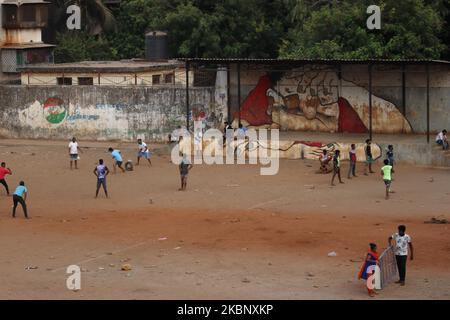 Am 17. Mai 2020 spielen Menschen auf einem Spielplatz in Mumbai, Indien, Cricket. Indien befindet sich weiterhin im landesweiten Sperrgebiet, um die Ausbreitung der Coronavirus-Pandemie (COVID-19) zu kontrollieren. (Foto von Himanshu Bhatt/NurPhoto) Stockfoto