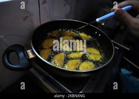 Am 17. Mai 2020 fritiert ein Mann Brinjal Snacks in einer Pfanne in seinem Haus in Gurugram am Stadtrand von Neu-Delhi, Indien. (Foto von Nasir Kachroo/NurPhoto) Stockfoto