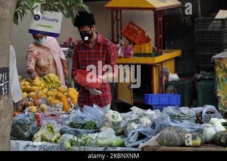 Am 17. Mai 2020 kauft ein Junge Gemüse in Gurugram am Stadtrand von Neu-Delhi, Indien (Foto: Nasir Kachroo/NurPhoto) Stockfoto