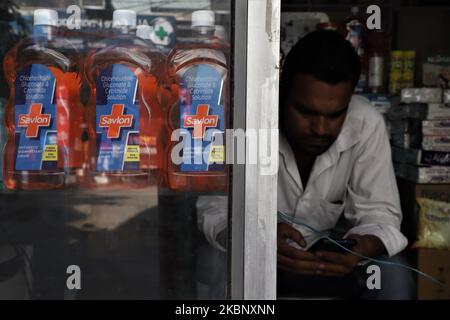 Savlon antiseptische Flüssigkeitsflaschen werden am 17. Mai 2020 in einem medizinischen Geschäft in Gurugram am Stadtrand von Neu-Delhi, Indien, gesehen (Foto: Nasir Kachroo/NurPhoto) Stockfoto